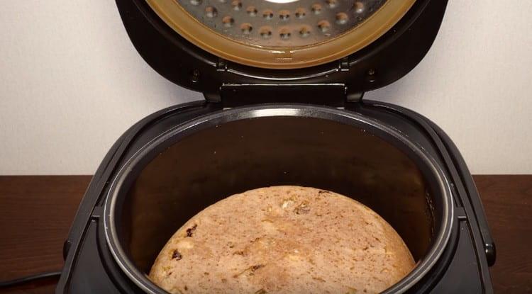 Per altri 15 minuti, lasciare il cupcake in una pentola a cottura lenta con un coperchio aperto in modalità riscaldamento.