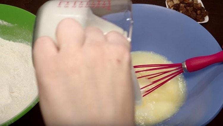 Nachdem Sie die Eier mit Butter gemischt haben, fügen Sie Kefir hinzu.