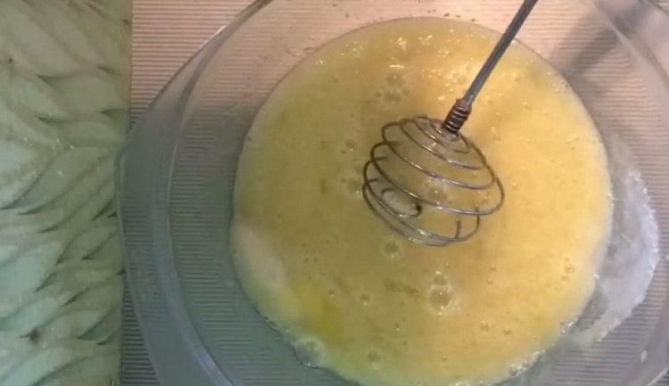Vatkaa vispilä munat sokerilla.