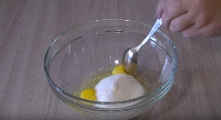 يضاف السكر إلى البيض ، يخلط.