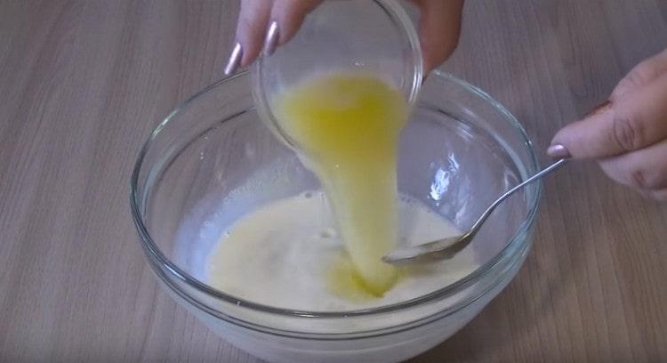 Dann geben wir geschmolzene Butter in diese Masse.