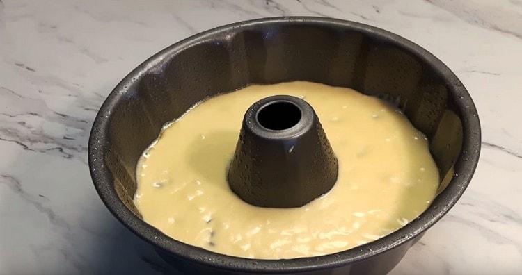 A tésztát zsíros formába helyezzük.