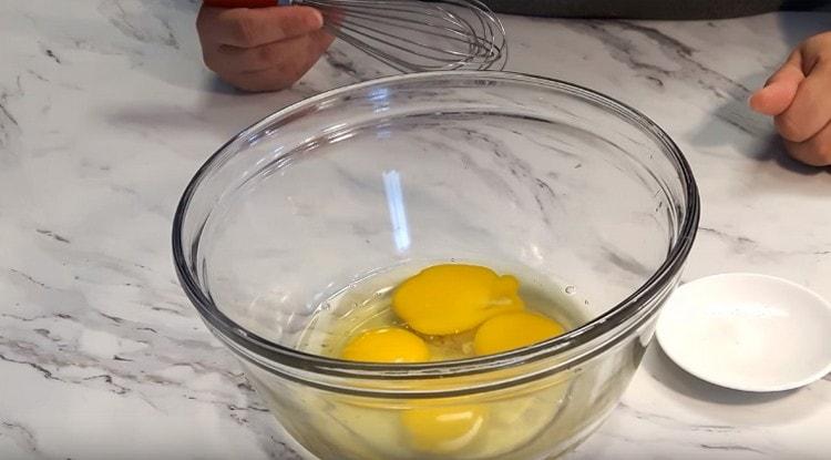 sbattere le uova in una ciotola.