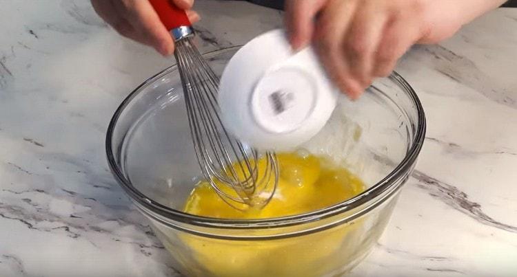 Разбийте яйцата и добавете сол.