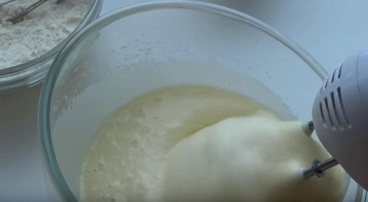 Sbattere le uova con lo zucchero in una massa rigogliosa.