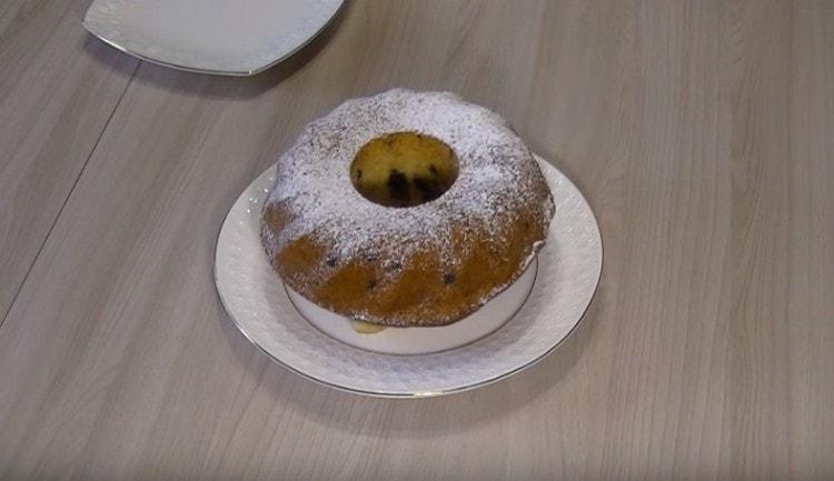 Ένα κέικ που παρασκευάζεται σύμφωνα με μια τέτοια συνταγή σε ξινή κρέμα μπορεί να διακοσμηθεί επιπλέον με ζάχαρη άχνη.