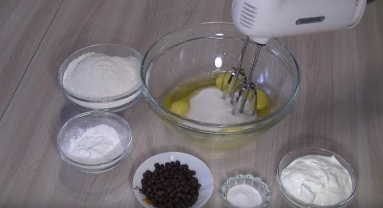 Vařte vejce s cukrem pomocí mixéru.