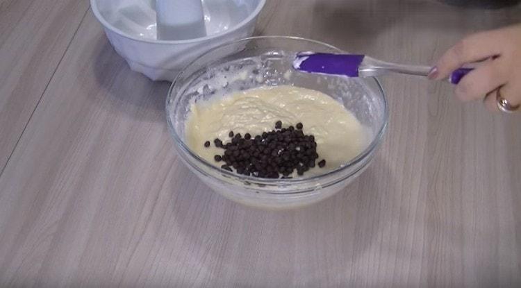 Сложете шоколадовите капки в готовото тесто.
