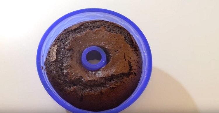 Kényelmes sütni egy cupcake-t szilikon formában.