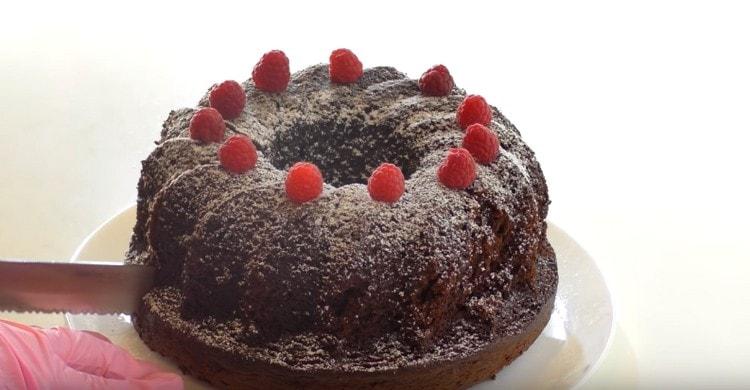 Puoi decorare un cupcake con cacao con zucchero a velo e bacche.