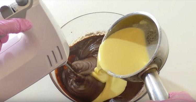Сложете разтопеното масло в тестото.