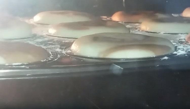 Wir schicken Cupcake-Formen in den Ofen.