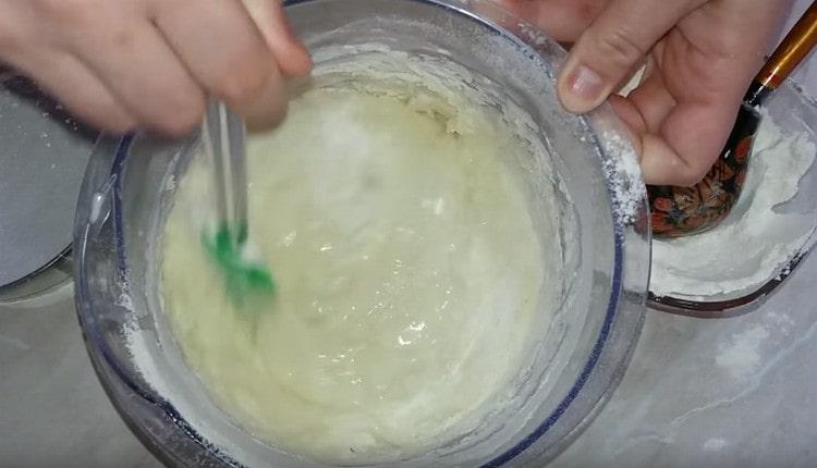 Keverjük össze a tésztát egy spatuzzal, ha szükséges, adjunk hozzá még lisztet.