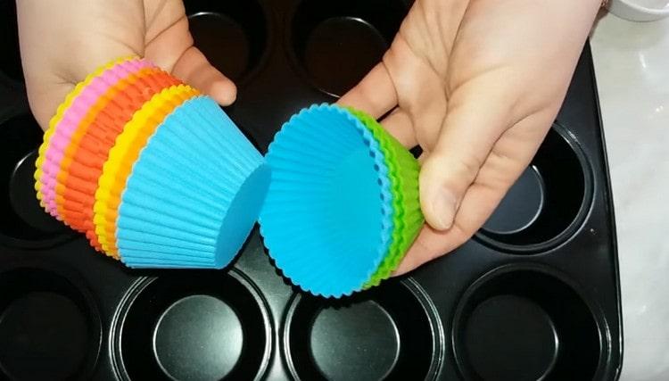 Tällaisia ​​cupcakeja voidaan paistaa sekä metalli- että silikonimuoteissa.