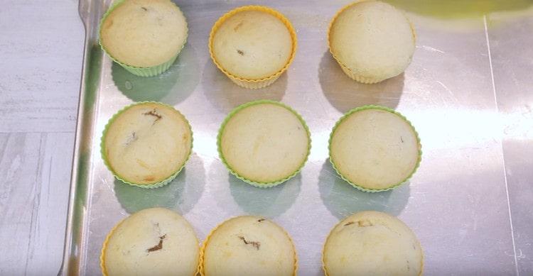 Diese wunderbaren Cupcakes mit einer Füllung im Inneren können nach diesem einfachen Rezept zubereitet werden.