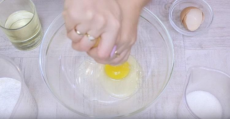 نحن نغلب البيض في وعاء ونضيفه.