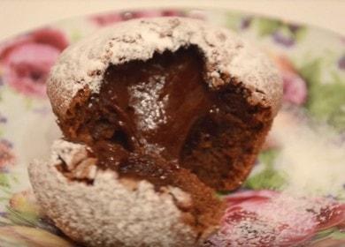 Vaření lahodné košíčky s čokoládou uvnitř: recept s postupnými fotografiemi a videi.