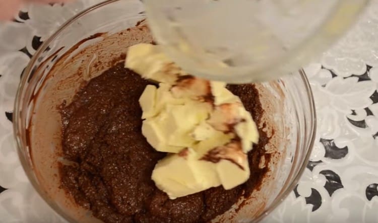 Į šokolado masę įpilkite minkšto sviesto.