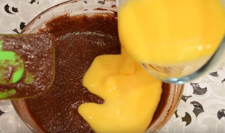 Разбийте яйцата отделно и ги сложете в тестото.