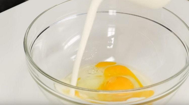 Sumaišykite kiaušinius ir grietinėlę.