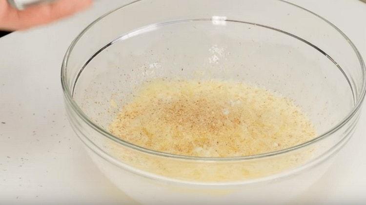 Do hmoty vaječného krému přidejte sýr, pepř, sůl, muškátový oříšek.