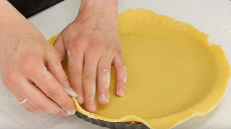 Δημιουργούμε τη βάση για την πίτα με τις πλευρές.