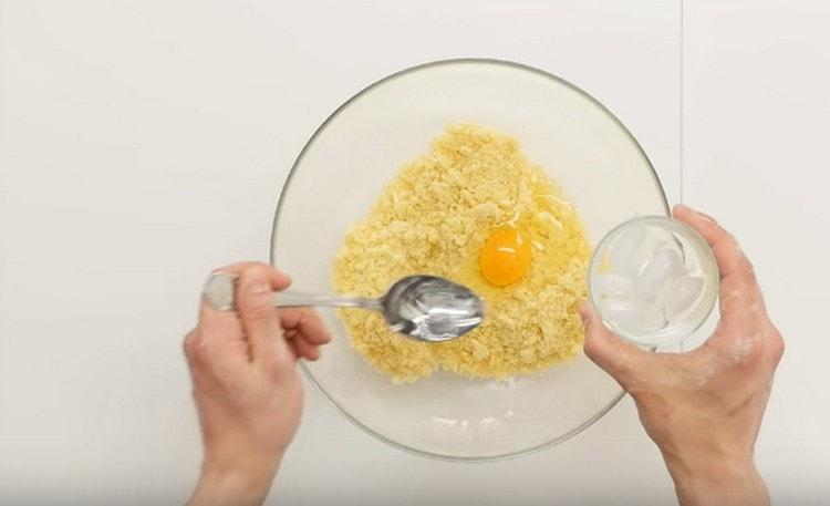 Προσθέστε το αυγό και το παγωμένο νερό.