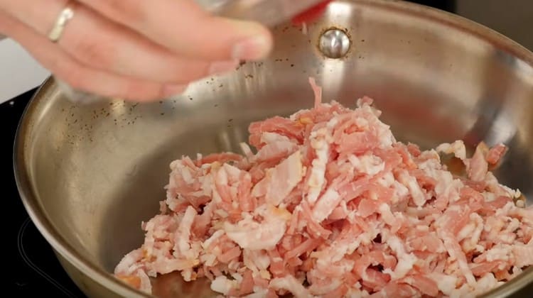 vložte slaninu do pánve a nechte ji smažit.