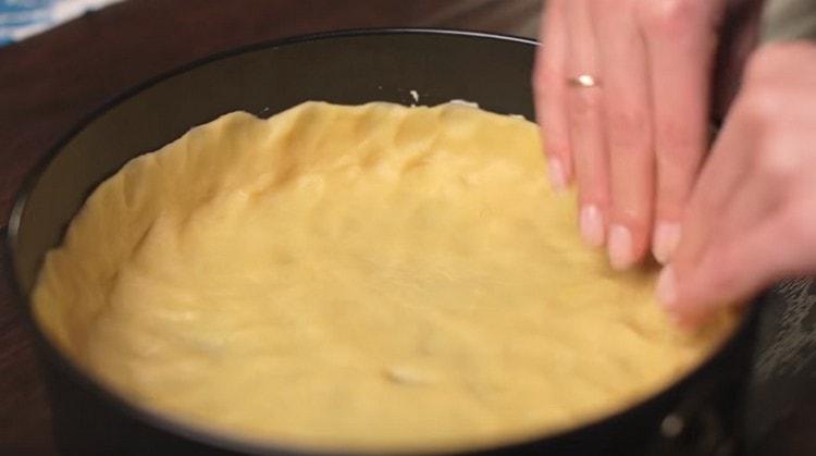A tésztából levehető formában alkotjuk a pite alapját.