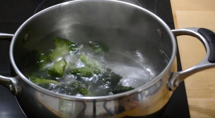 Поставете замразените броколи във вряща вода.