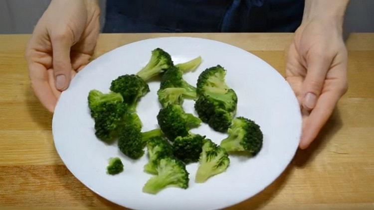 Lascia raffreddare i broccoli.