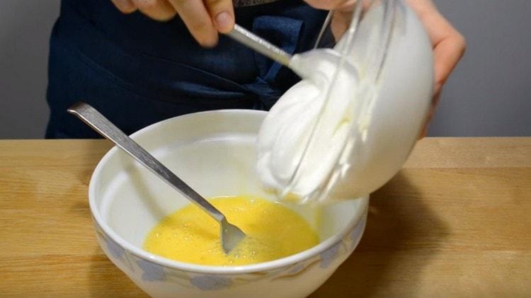 Разбийте яйцата и добавете към тях заквасена сметана.