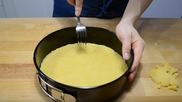 Usando una forchetta, pungete la base della torta.