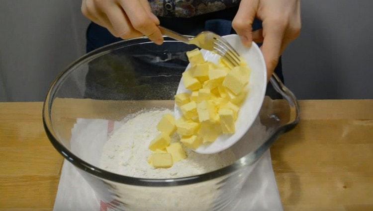 Fügen Sie dem Mehl kalte Butter hinzu.
