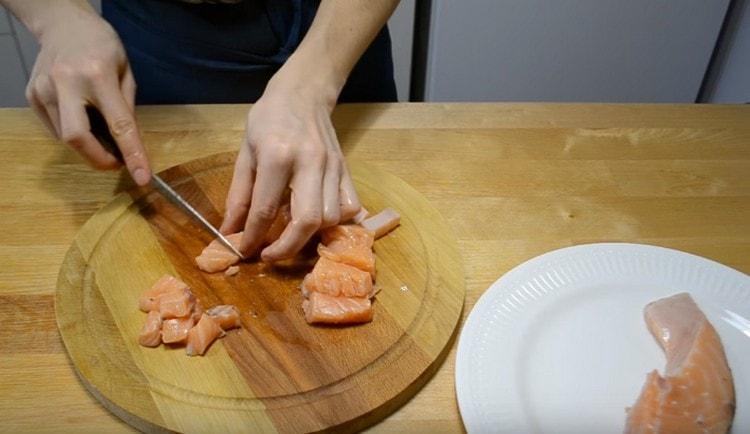 Per il ripieno, tagliare a pezzi il salmone.