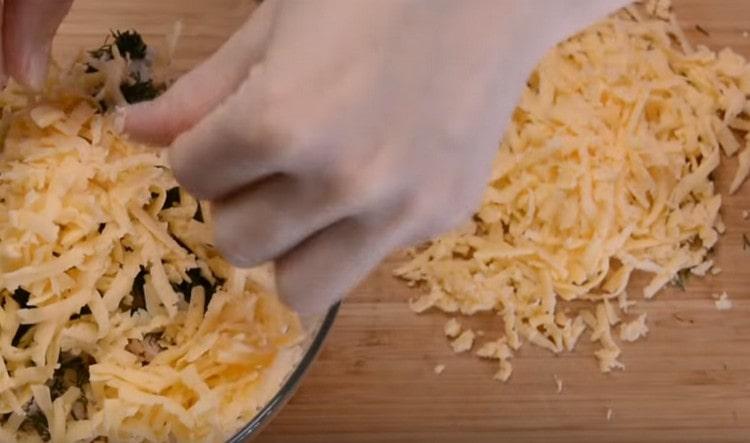 Aggiungiamo anche formaggio grattugiato su una grattugia grossa.