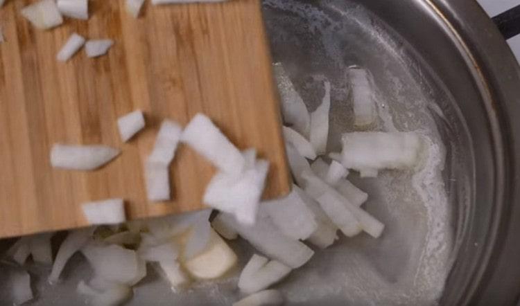 Απλώστε το κρεμμύδι και τηγανίζετε στο βούτυρο.