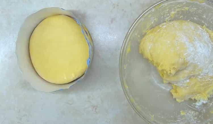 لصنع كعكة عيد الفصح الكلاسيكية مع وصفة بسيطة ، ضع العجين في النموذج