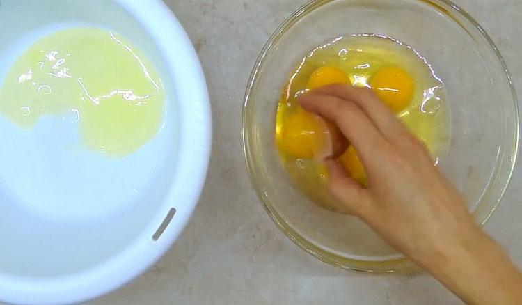 Pour préparer un gâteau de Pâques classique avec une recette simple, préparez les œufs