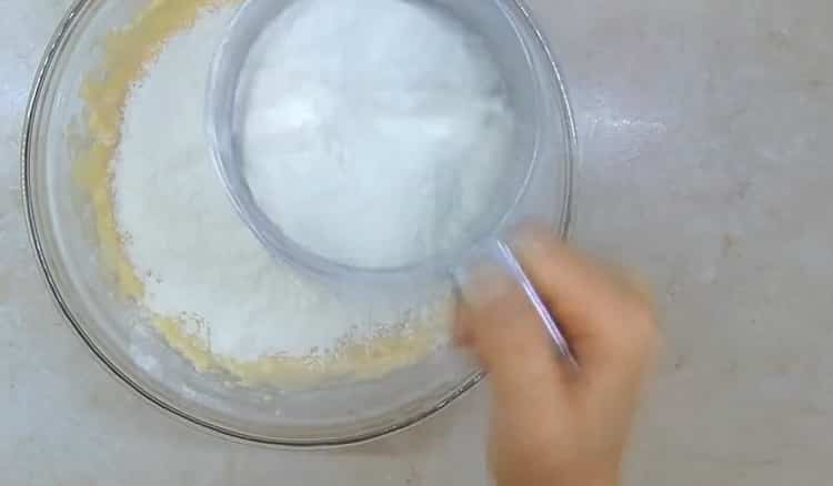 Pour faire un gâteau de Pâques classique avec une recette simple, tamiser la farine