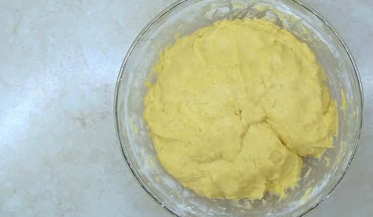 Impastare la pasta per realizzare una classica torta pasquale usando una semplice ricetta.