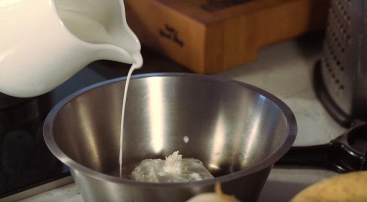 Immergi la mollica della pagnotta nel latte.