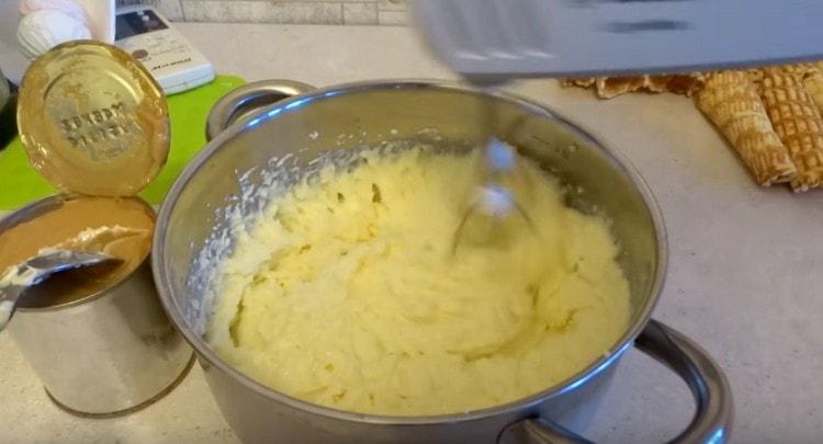 Die abgekühlte Sahne mit Butter verquirlen.