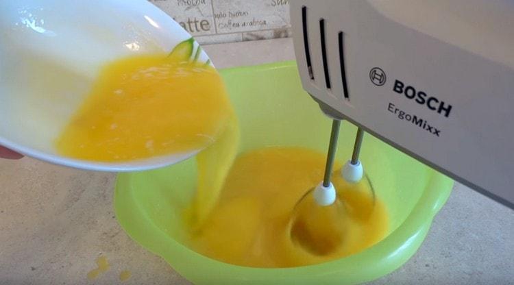 Fügen Sie geschmolzene Butter den Eiern hinzu.