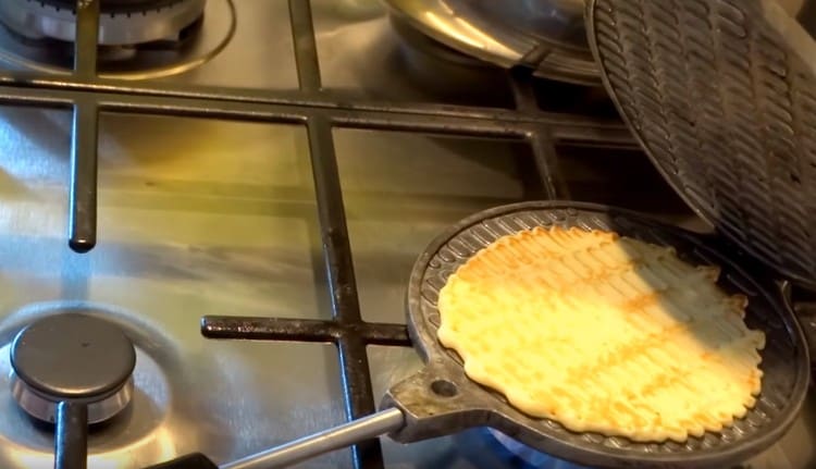 Gamit ang isang waffle iron, maghurno ng waffles.