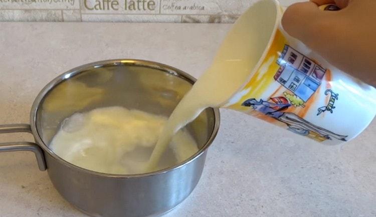 Öntsön tejet a serpenyőbe.