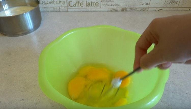 Sbattere le uova separatamente.