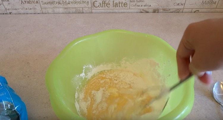 Aggiungi lo zucchero vanigliato e l'amido alle uova.