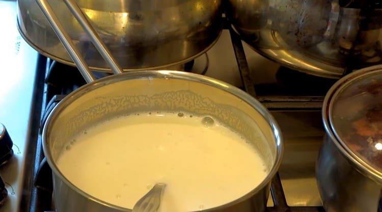 Milch mit Zucker zum Kochen bringen