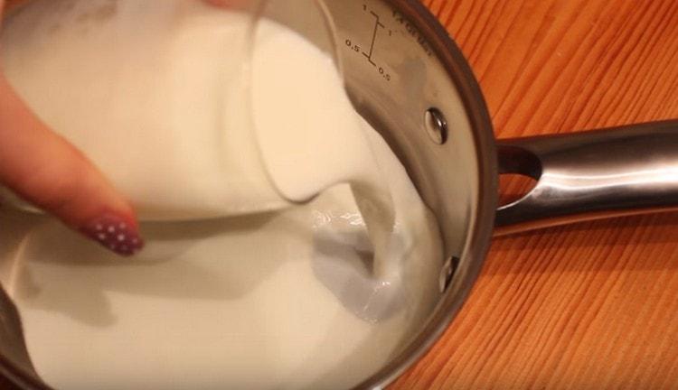 Gießen Sie Milch in den Topf.
